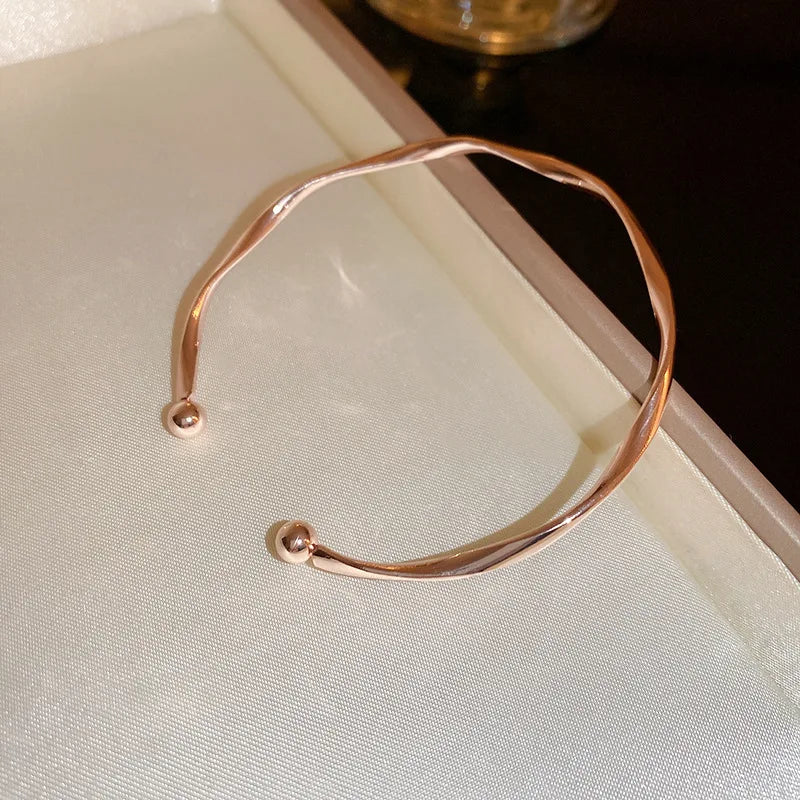 SAGA - Elegant Armband med Twist