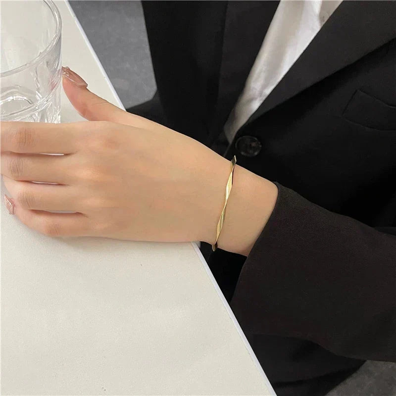 SAGA - Elegant Armband med Twist