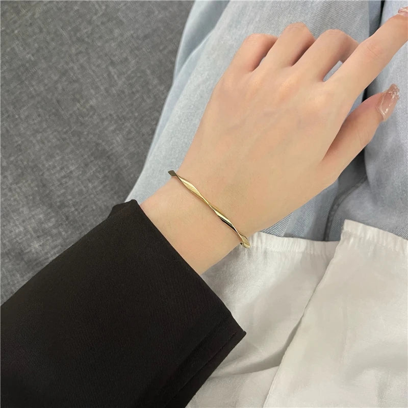 SAGA - Elegant Armband med Twist