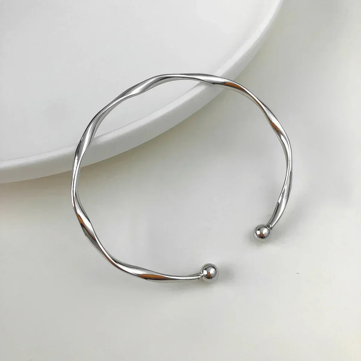 SAGA - Elegant Armband med Twist