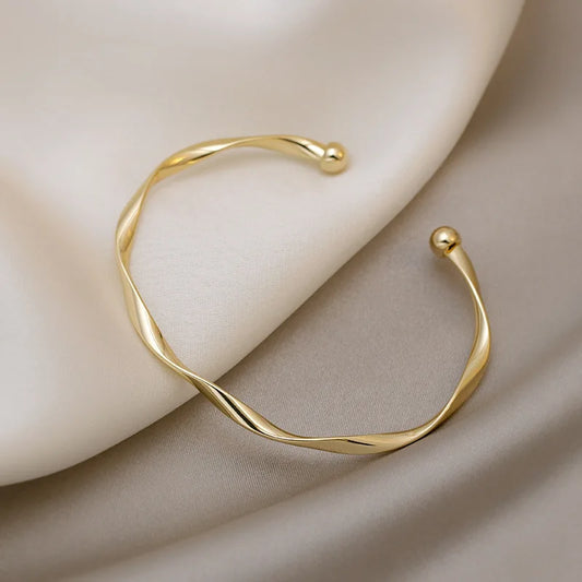 SAGA -  Elegant Armband med Twist