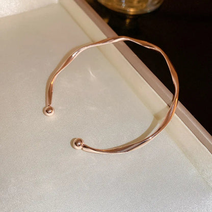 SAGA -  Elegant Armband med Twist