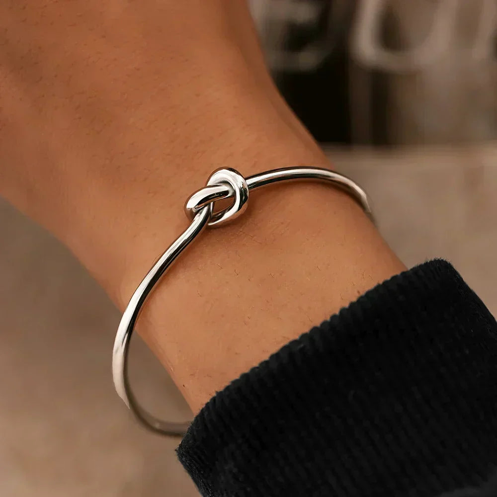 TOVE – Armring med Karaktäristisk Knut