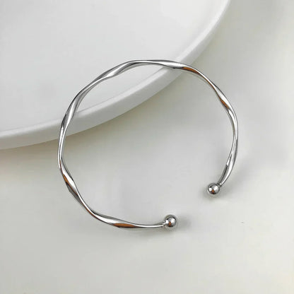 SAGA -  Elegant Armband med Twist