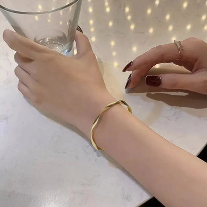 SAGA -  Elegant Armband med Twist